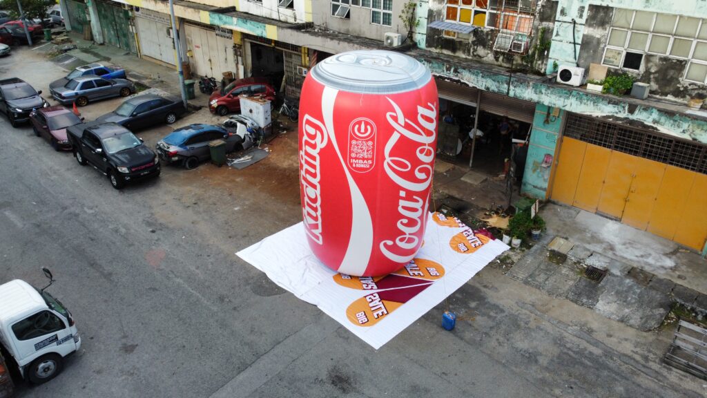 Inflatable Coca-Cola di Viva City Mall, Kuching, Sarawak — photo 4