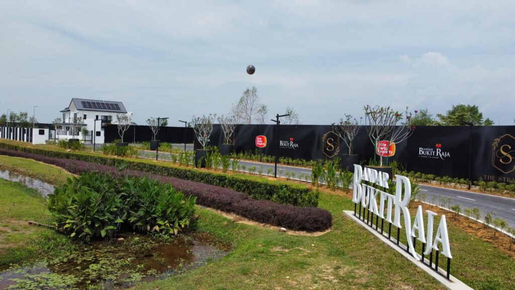 Belon Pengiklanan Gergasi di Bandar Bukit Raja, Klang — photo 5