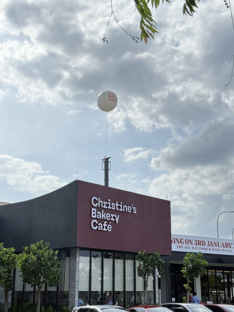 Belon Pengiklanan Gergasi di Christine's Bakery, Bangi Avenue — photo 1