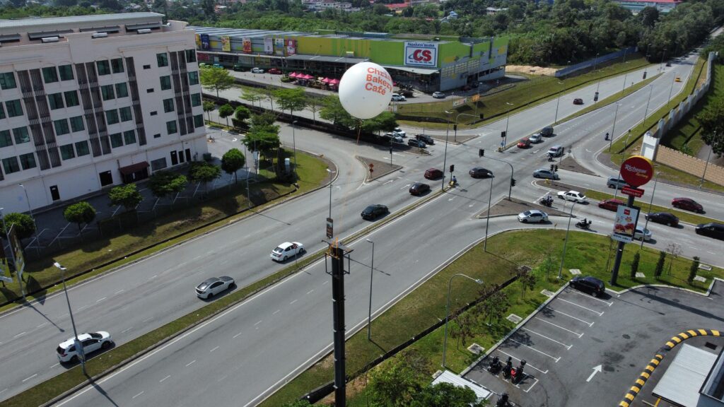 Belon Pengiklanan Gergasi di Christine's Bakery, Bangi Avenue — photo 2