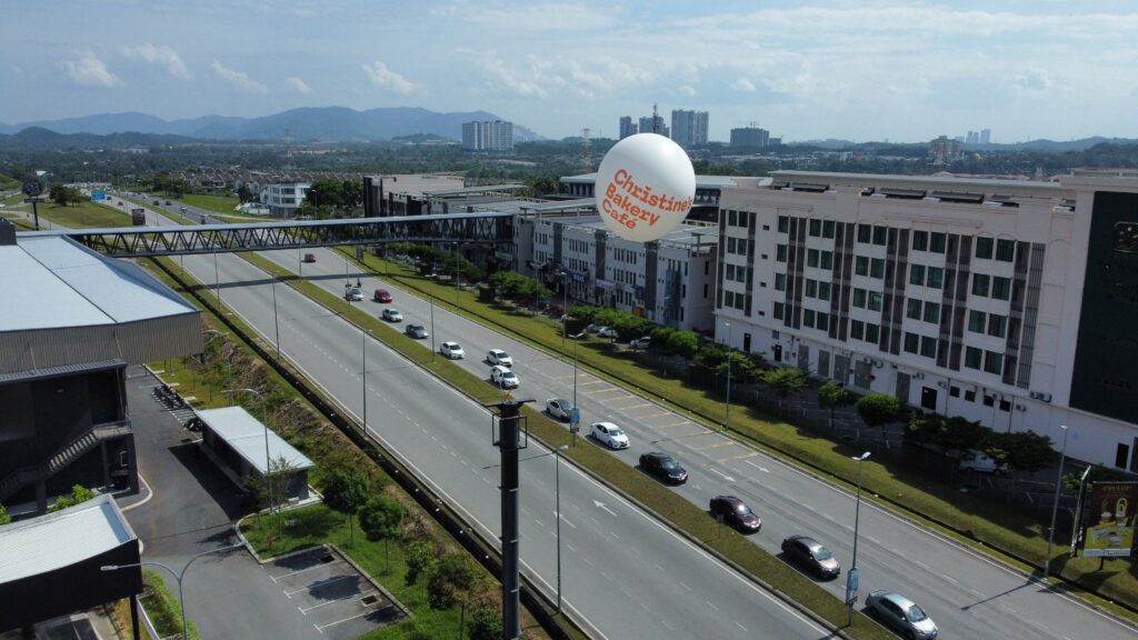 Belon Pengiklanan Gergasi di Christine's Bakery, Bangi Avenue — photo 3