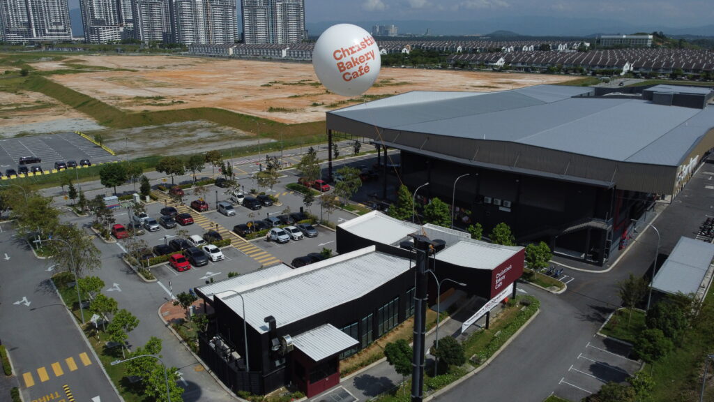Belon Pengiklanan Gergasi di Christine's Bakery, Bangi Avenue — photo 5