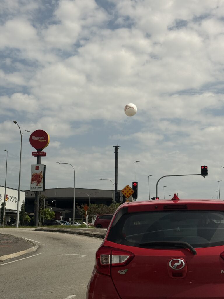 Belon Pengiklanan Gergasi di Christine's Bakery, Bangi Avenue — photo 6