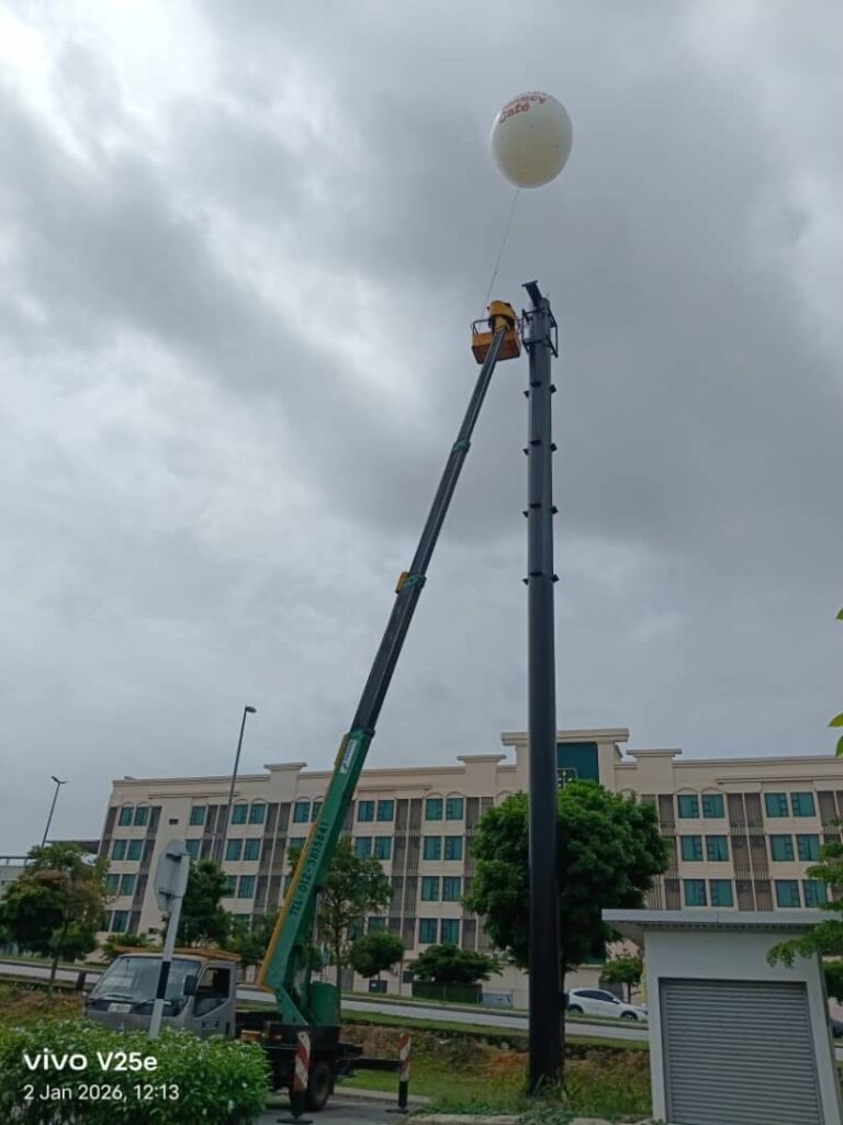 Belon Pengiklanan Gergasi di Christine's Bakery, Bangi Avenue — photo 7