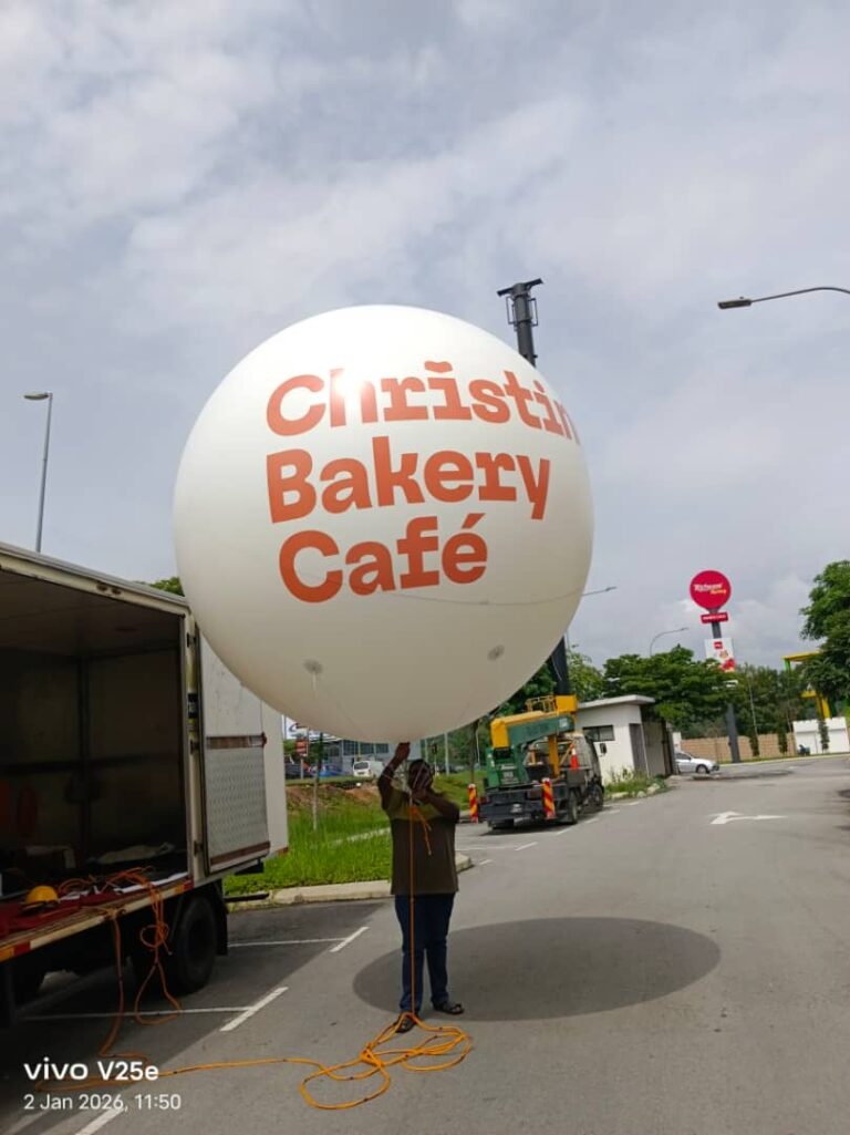 Belon Pengiklanan Gergasi di Christine's Bakery, Bangi Avenue — photo 8