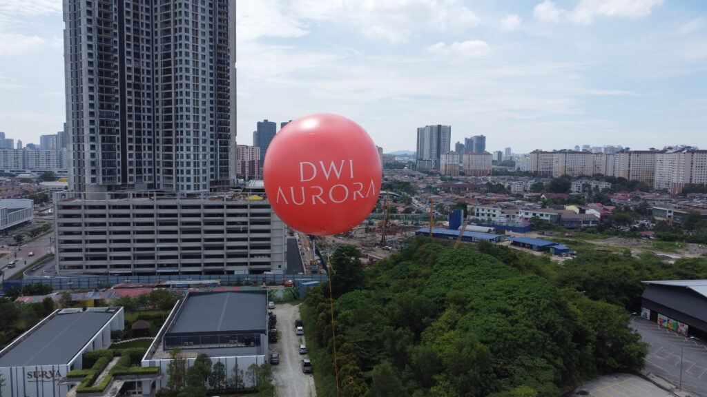 Giant Advertising Balloon at Surya PJ, Dwi Aurora Condominium Property Launching — photo 2