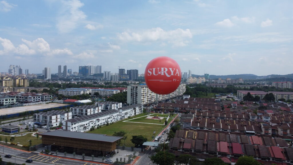 Giant Advertising Balloon at Surya PJ, Dwi Aurora Condominium Property Launching — photo 3