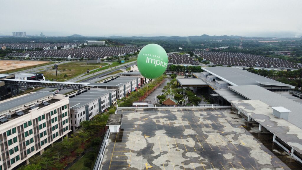 Giant Advertising Balloon Installation in Bangi for Pasar Raya Impian — photo 2