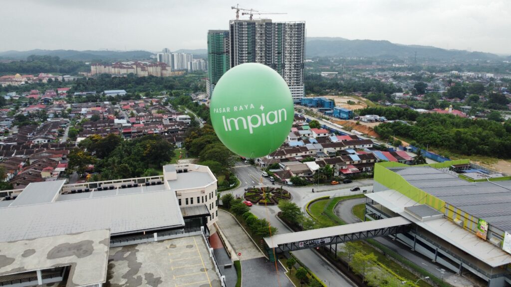 Giant Advertising Balloon Installation in Bangi for Pasar Raya Impian — photo 5
