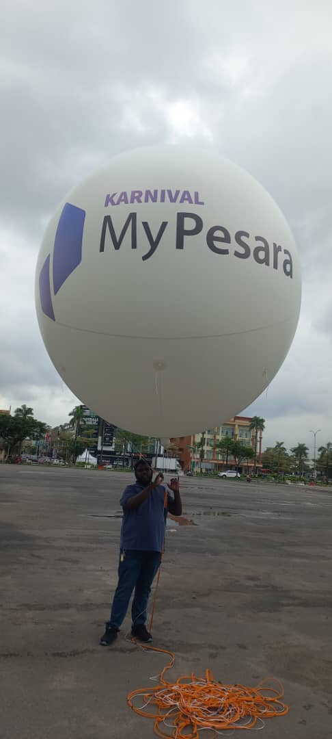 Giant Balloon Sky Dancers at Karnival MyPesara Johor Bharu — photo 6