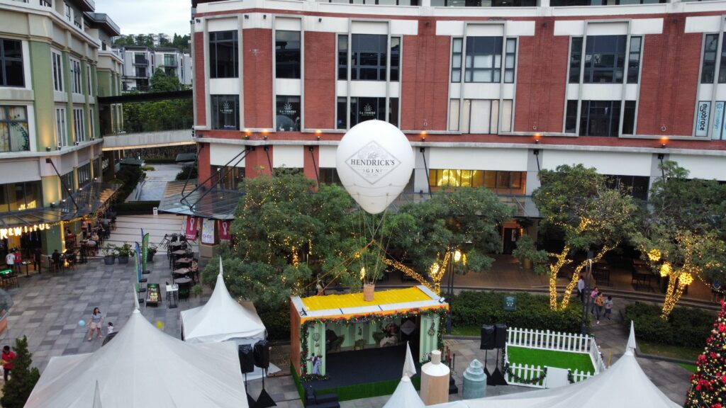 Hendricks Christmas Hot Air Balloon Replica — photo 4