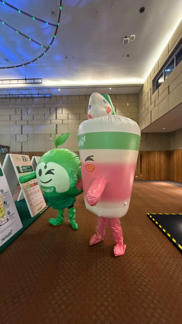 Inflatable Mascot Installation at Setia City Convention Centre for Herbalife — photo 2