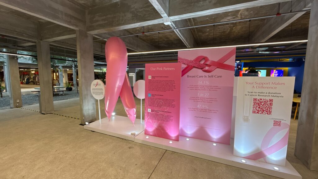 Inflatable Pink Ribbon for Breast Cancer Awareness Campaign — photo 1