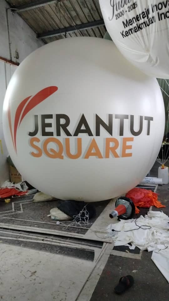 Belon Gergasi Berlesen di Jerantut Square Pahang — photo 2