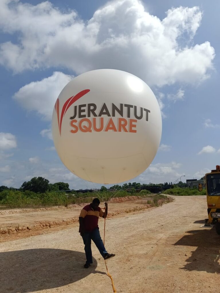 Belon Gergasi Berlesen di Jerantut Square Pahang — photo 3
