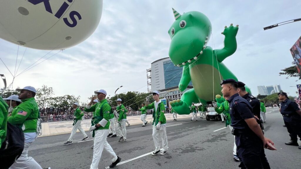 Replika Inflatable Dinosaur Maxis Merdeka 2023 — photo 1