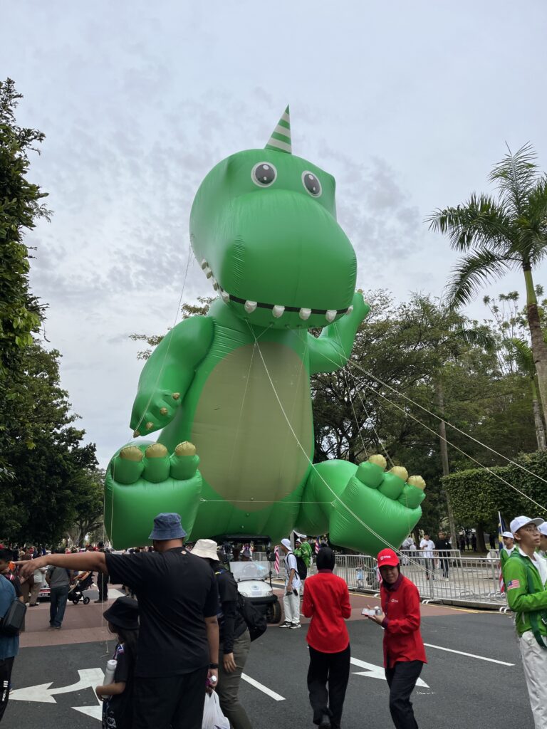 Replika Inflatable Dinosaur Maxis Merdeka 2023 — photo 2
