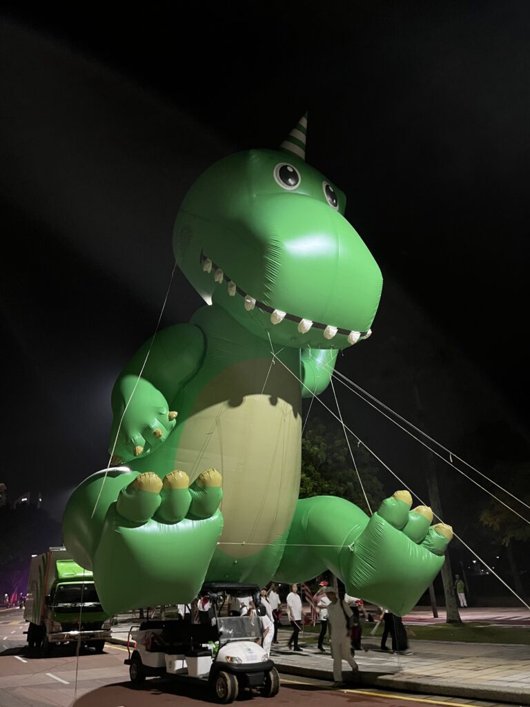 Replika Inflatable Dinosaur Maxis Merdeka 2023 — photo 3