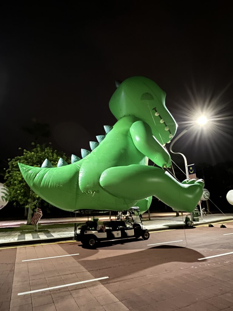 Replika Inflatable Dinosaur Maxis Merdeka 2023 — photo 4