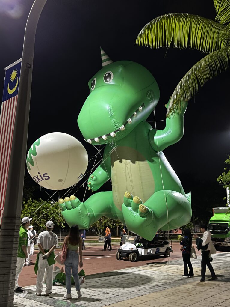 Replika Inflatable Dinosaur Maxis Merdeka 2023 — photo 5