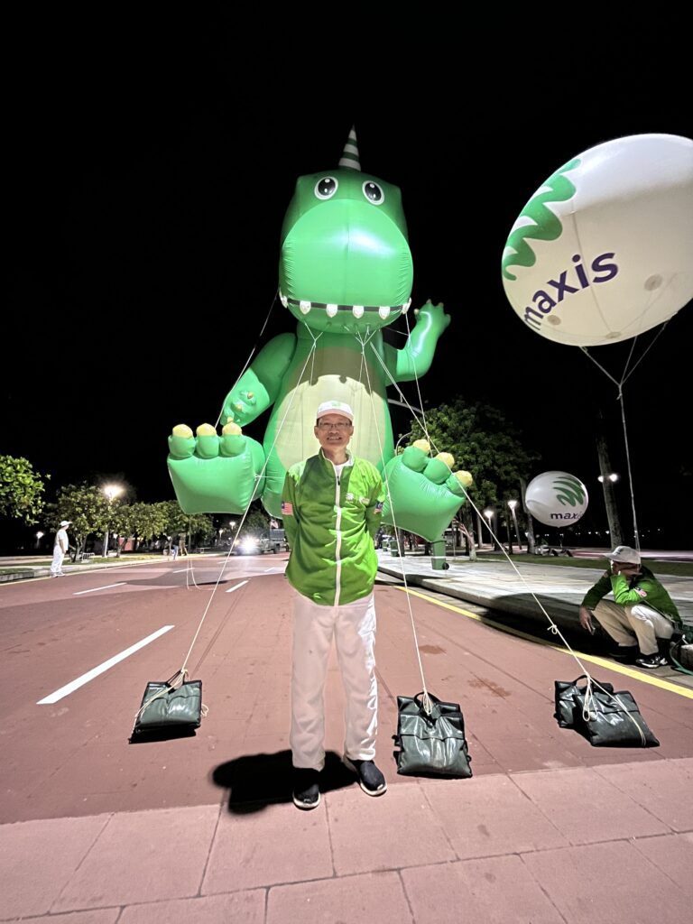 Replika Inflatable Dinosaur Maxis Merdeka 2023 — photo 6