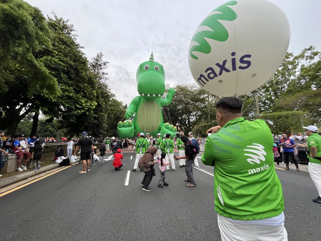 Replika Inflatable Dinosaur Maxis Merdeka 2023 — photo 7