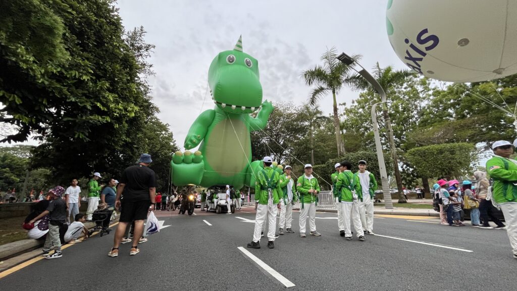 Replika Inflatable Dinosaur Maxis Merdeka 2023 — photo 8