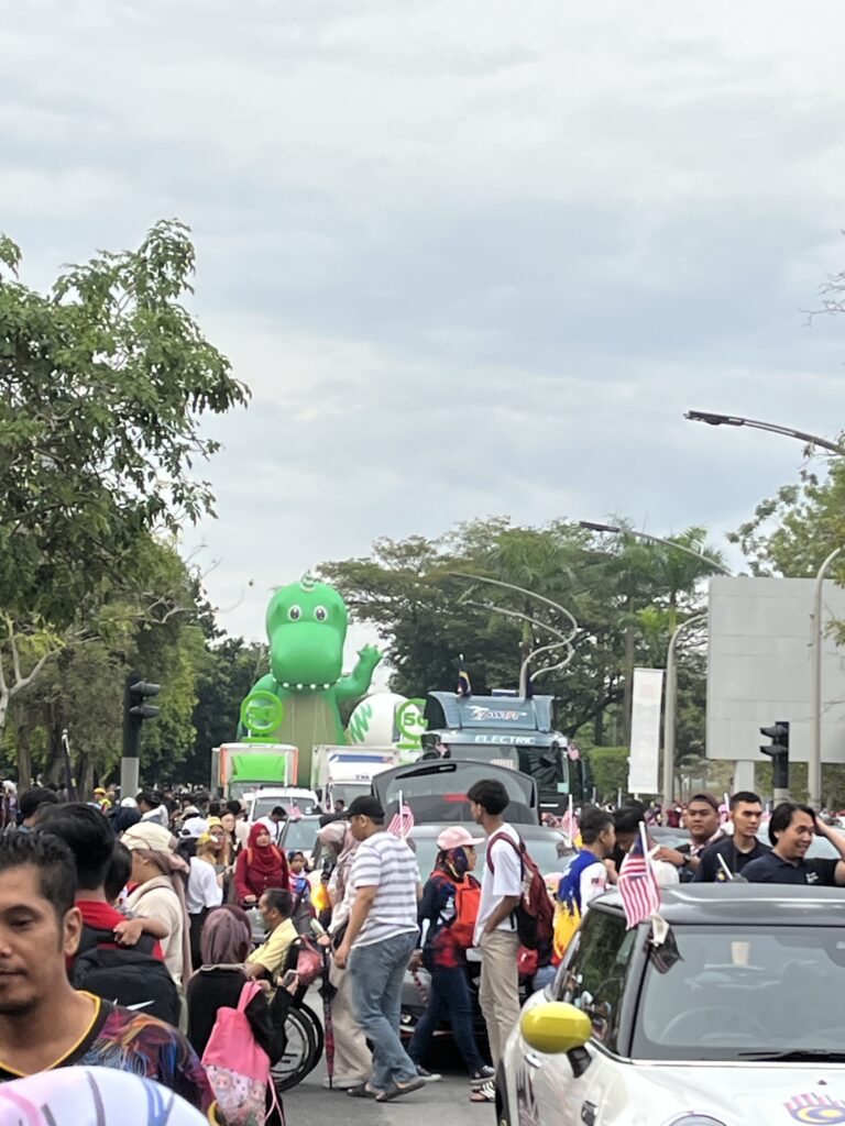 Replika Inflatable Dinosaur Maxis Merdeka 2023 — photo 9