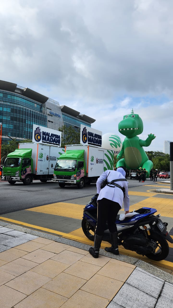 Replika Inflatable Dinosaur Maxis Merdeka 2023 — photo 10
