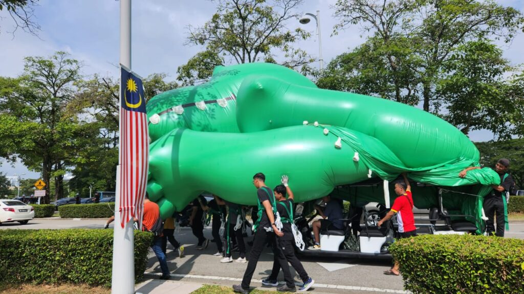 Replika Inflatable Dinosaur Maxis Merdeka 2023 — photo 12