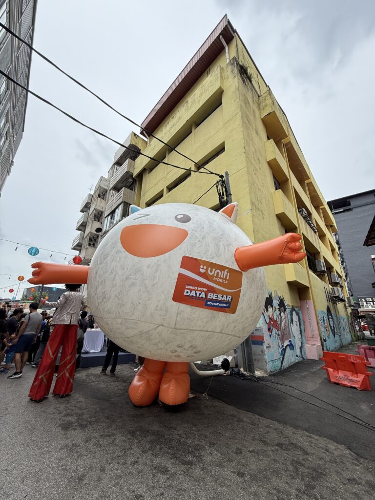 Replika Inflatable Maskot Unifi di Chinatown KL — photo 2