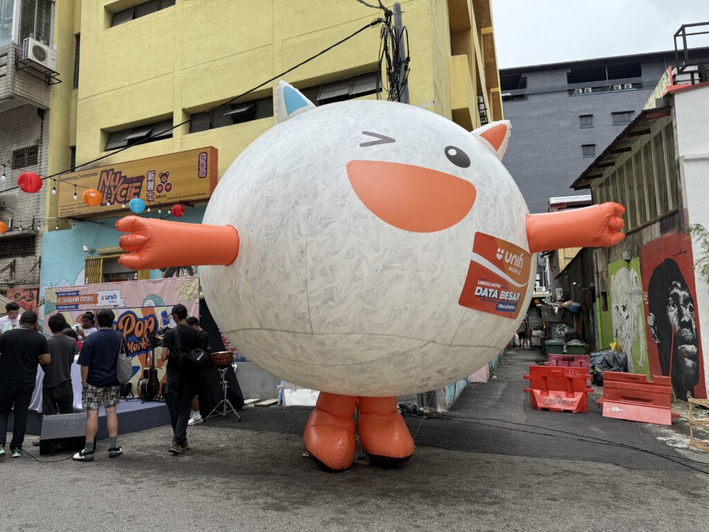 Replika Inflatable Maskot Unifi di Chinatown KL — photo 3