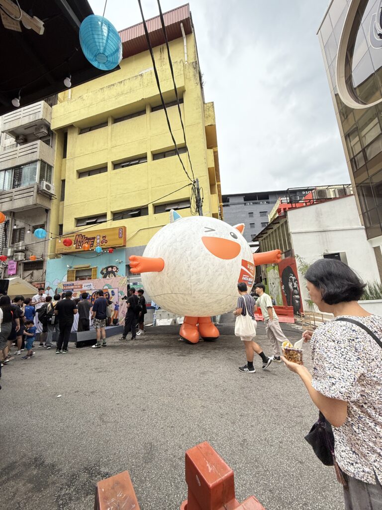 Replika Inflatable Maskot Unifi di Chinatown KL — photo 4