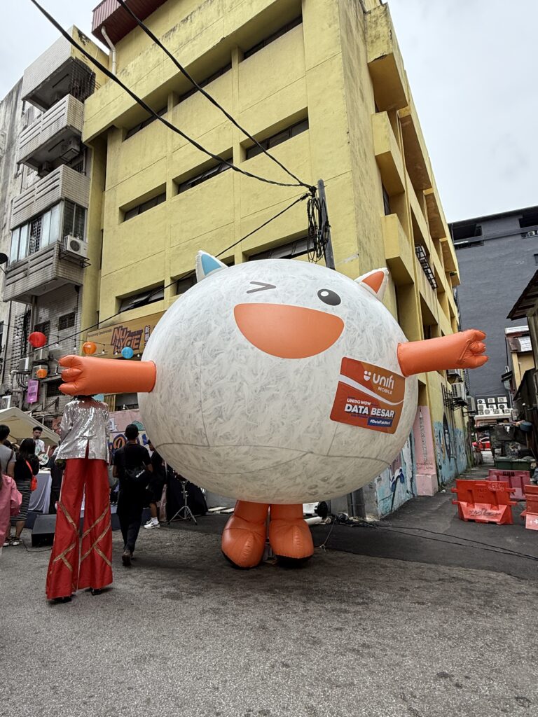 Replika Inflatable Maskot Unifi di Chinatown KL — photo 5