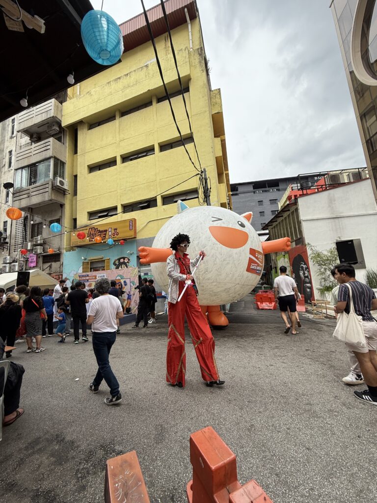 Replika Inflatable Maskot Unifi di Chinatown KL — photo 6