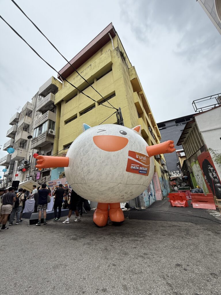 Replika Inflatable Maskot Unifi di Chinatown KL — photo 7