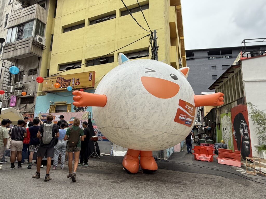 Replika Inflatable Maskot Unifi di Chinatown KL — photo 8