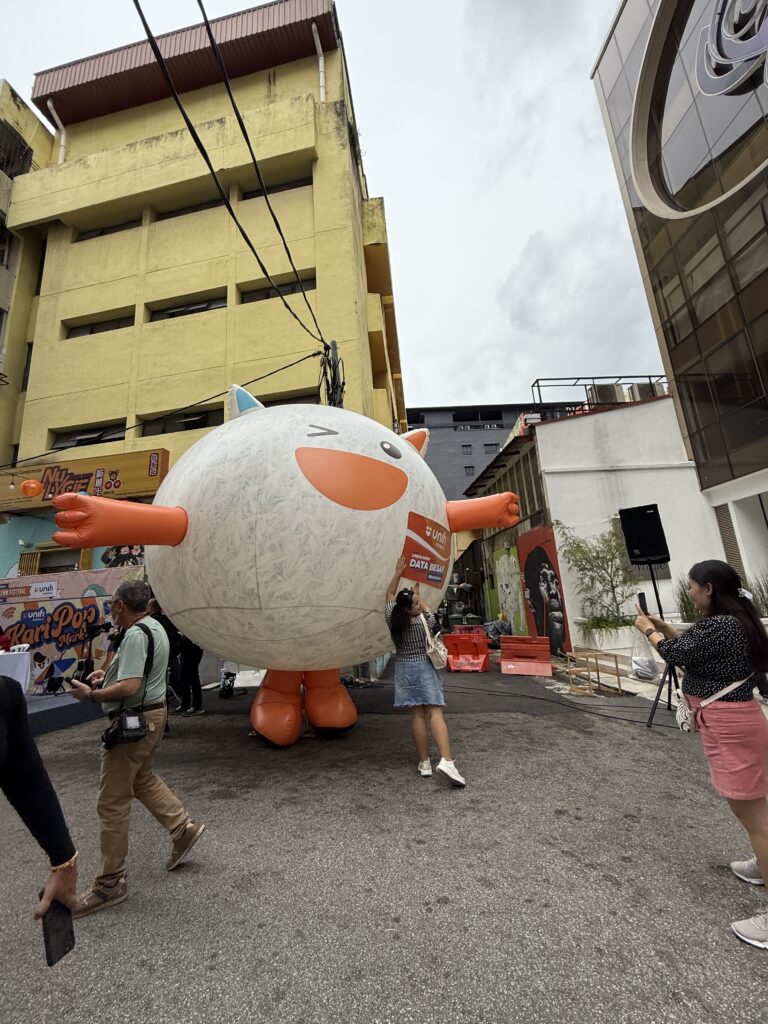 Replika Inflatable Maskot Unifi di Chinatown KL — photo 9