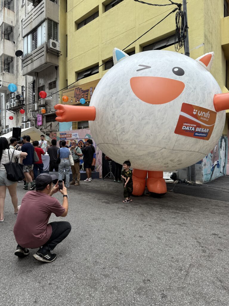 Replika Inflatable Maskot Unifi di Chinatown KL — photo 10