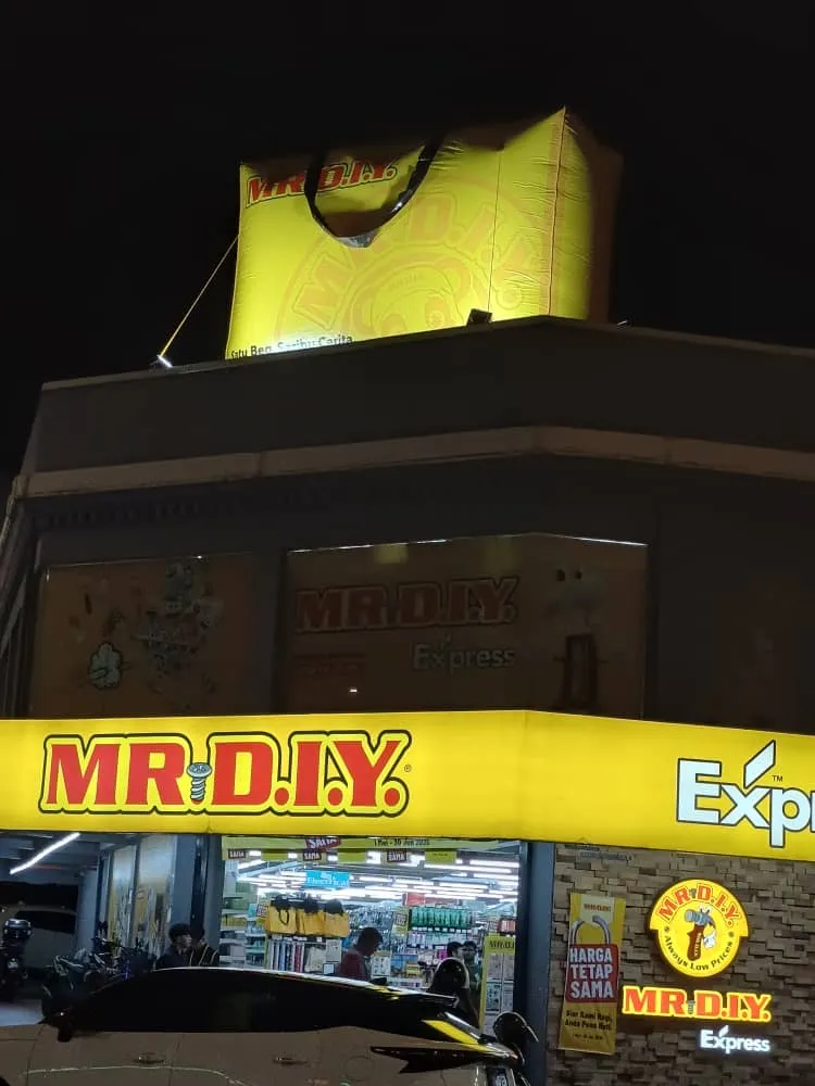 30 feet MR. DIY Inflatable Replica Bag installed at Bangsar & Mytown, KL — photo 8