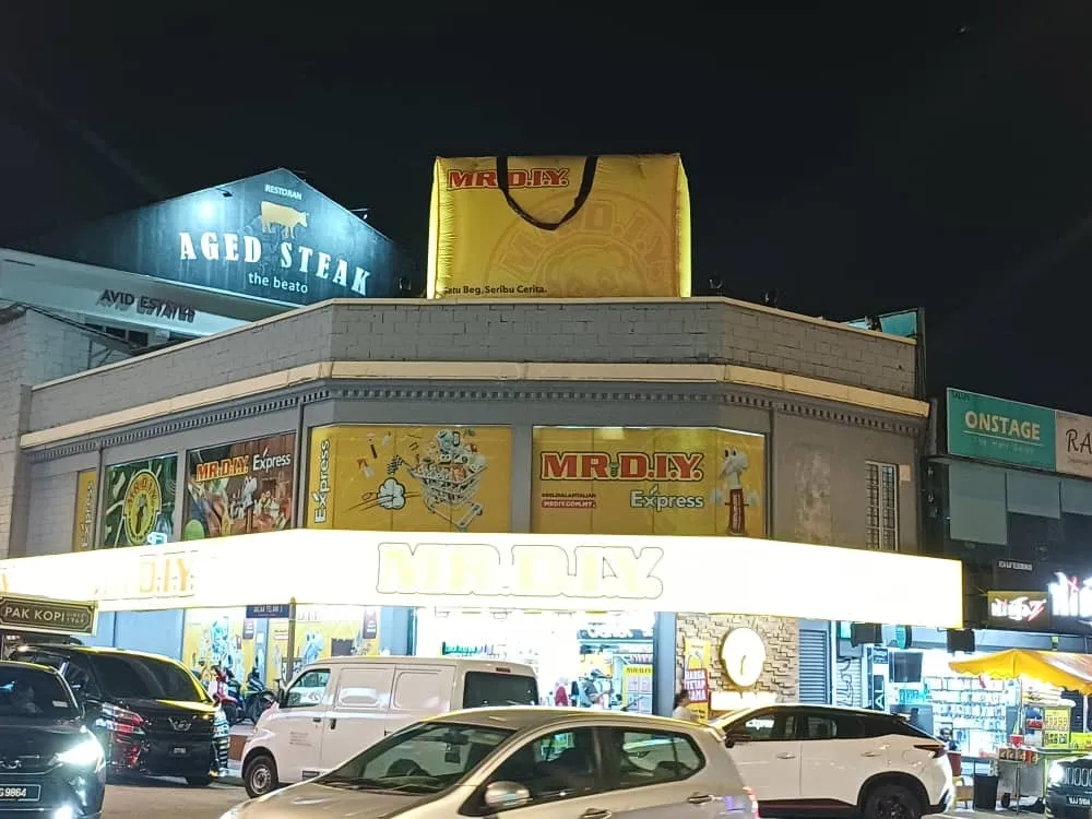 30 feet MR. DIY Inflatable Replica Bag installed at Bangsar & Mytown, KL — photo 6