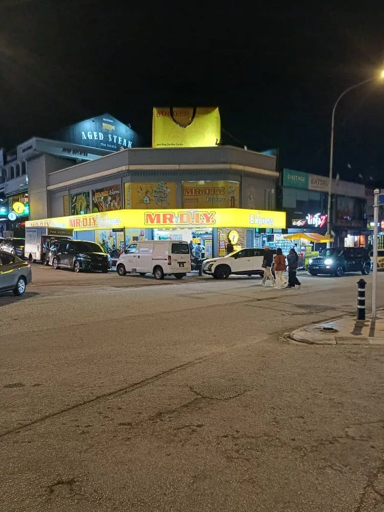 30 feet MR. DIY Inflatable Replica Bag installed at Bangsar & Mytown, KL — photo 10