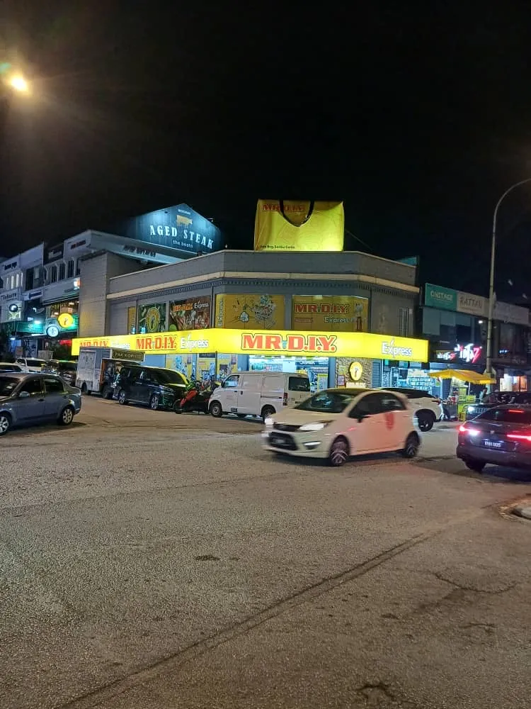 30 feet MR. DIY Inflatable Replica Bag installed at Bangsar & Mytown, KL — photo 11