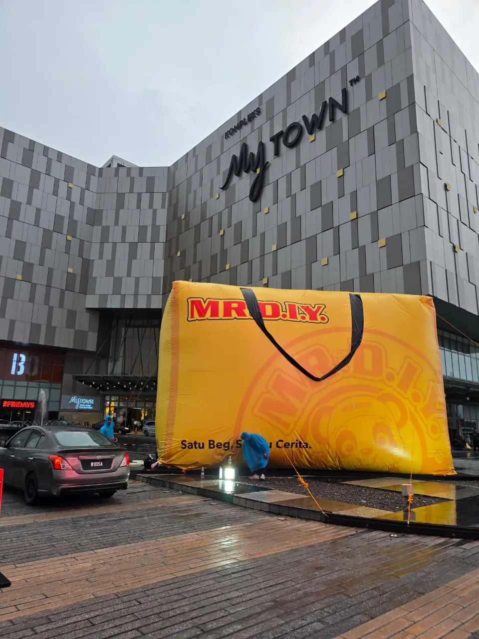 30 feet MR. DIY Inflatable Replica Bag installed at Bangsar & Mytown, KL — photo 3
