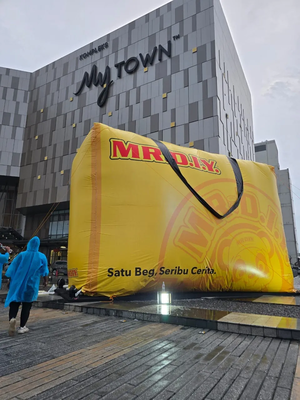 30 feet MR. DIY Inflatable Replica Bag installed at Bangsar & Mytown, KL — photo 4