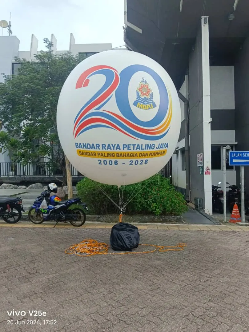 Lighted Giant Helium Balloon for Petaling Jaya 20th Anniversary — photo 1