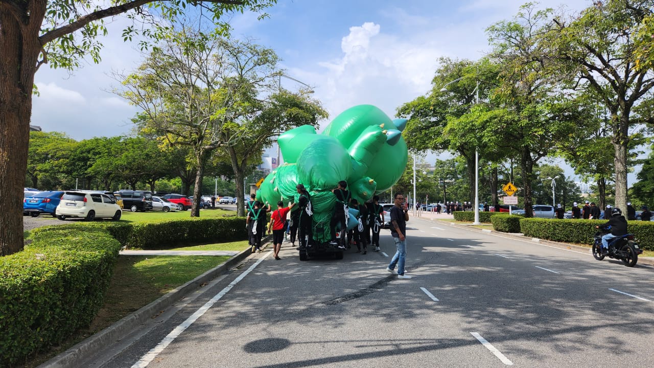 Maxis Dinosaur Inflatable Replica Merdeka 2023